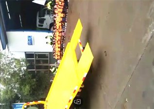 天才寶貝幼兒園課外拓展到程力專(zhuān)汽參觀了解專(zhuān)用汽車(chē)